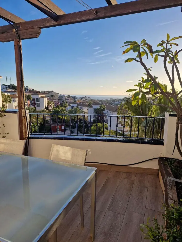 Teras; manzara, ahşap zemin, doğal ışık