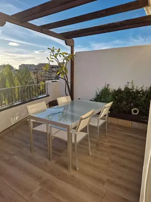 Teras; manzara, ahşap zemin, doğal ışık