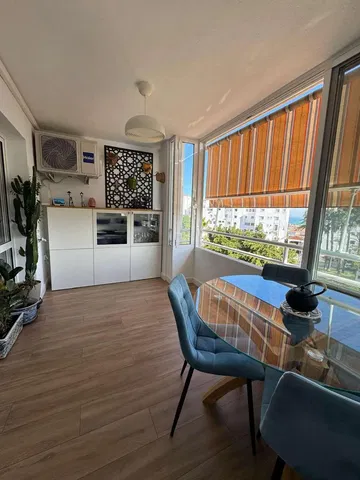 Kuhinja; pogled, pločice, prirodna svjetlost