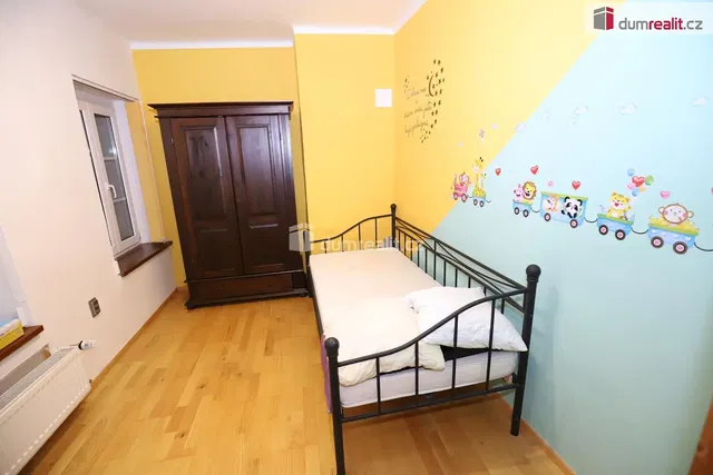 Habitación infantil; suelo de madera, luz natural