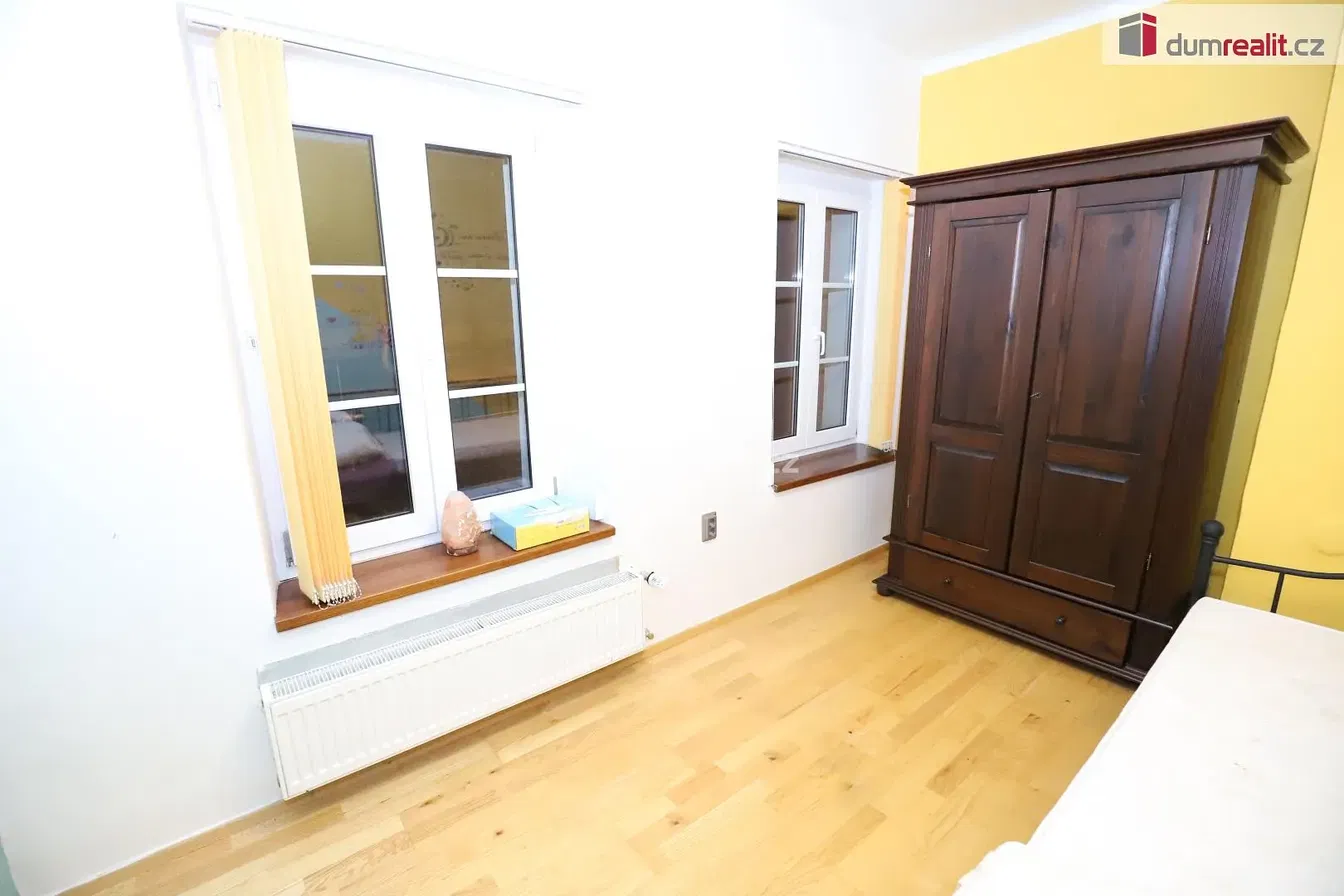 Dormitorio; suelo de madera, luz natural