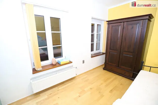 Dormitorio; suelo de madera, luz natural