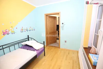 Habitación infantil; suelo de madera, luz natural