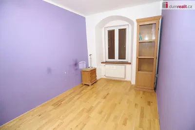Dormitorio; suelo de madera, luz natural