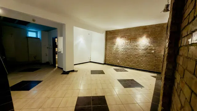 Otro; suelo de baldosas, necesita renovación