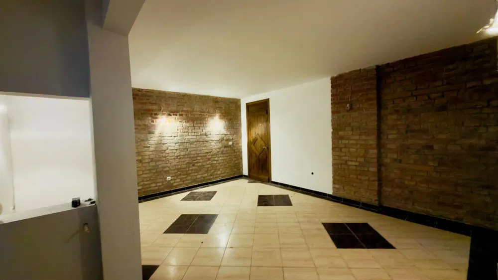 Otro; suelo de baldosas, luz natural