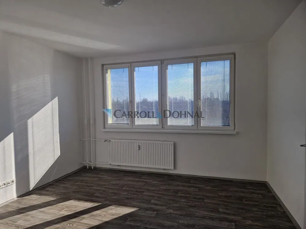 Oturma odası; manzara, fayans zemin, doğal ışık