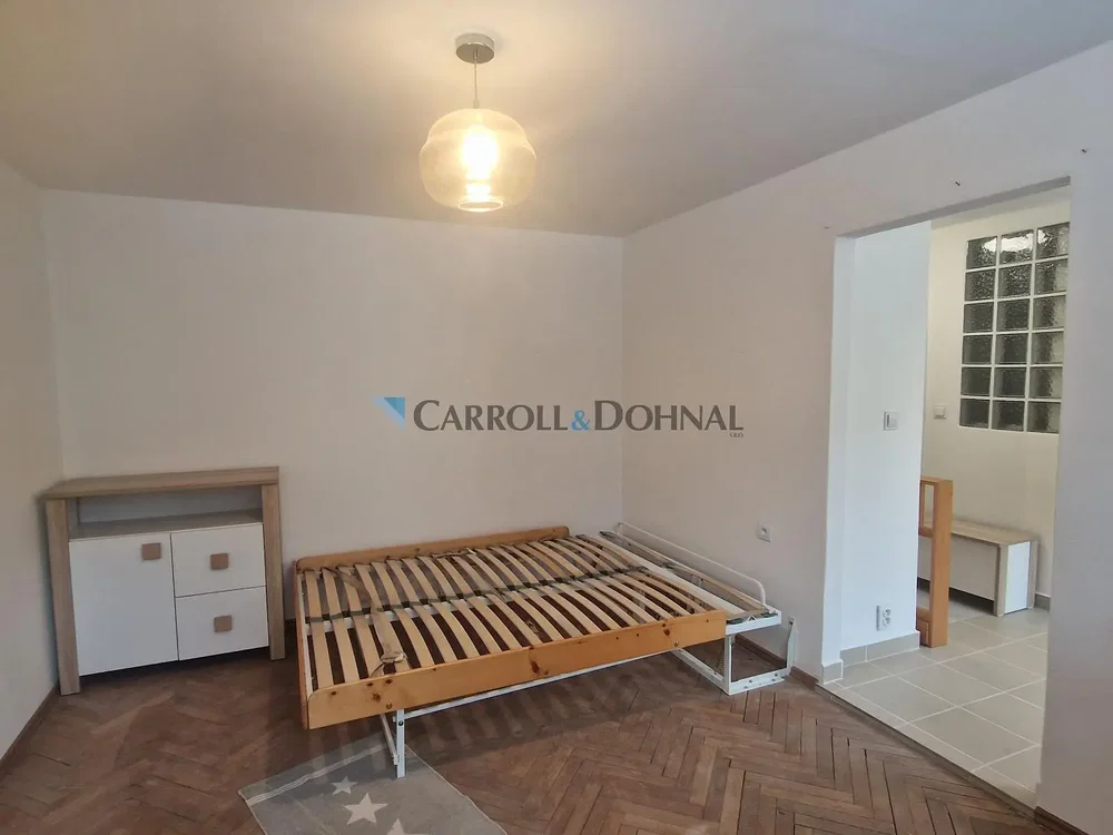 Dormitorio; suelo de madera, luz natural