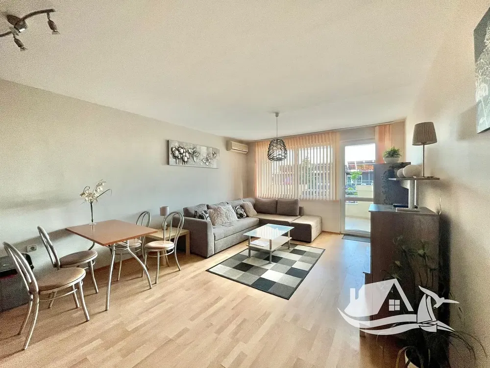 Salón; luz natural, estilo moderno, suelo de madera