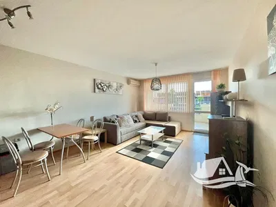 Salón; luz natural, estilo moderno, suelo de madera