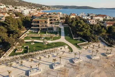 Casa y alrededores; vista