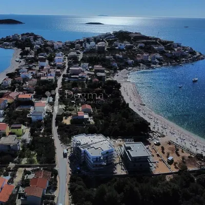 Casa y alrededores; vista