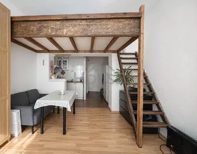 Salón; vigas de madera, suelo de madera, luz natural