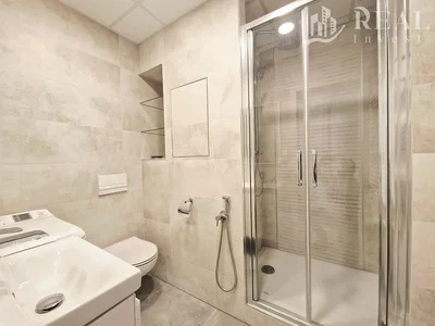 Salle de bain; carrelage, rénové, lumière naturelle, style moderne