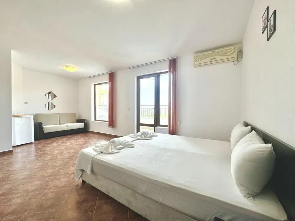 Ložnice; přirozené světlo, dlažba