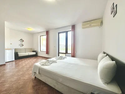 Ložnice; přirozené světlo, dlažba