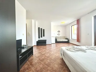 Ložnice; dlažba, přirozené světlo