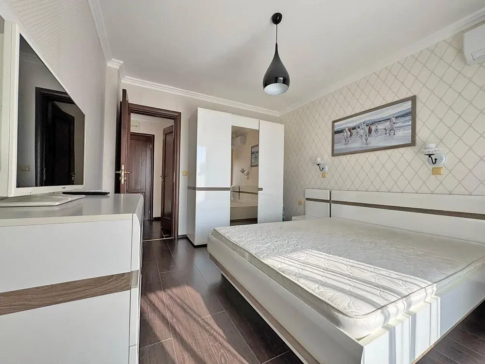Ložnice; přirozené světlo, moderní styl