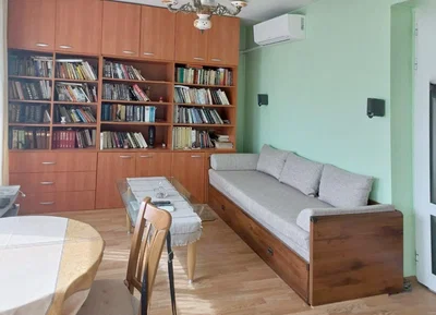 Дневна соба; дрвени под, природно светло