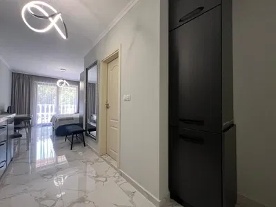 Kuchyně; dlažba, přirozené světlo, moderní styl