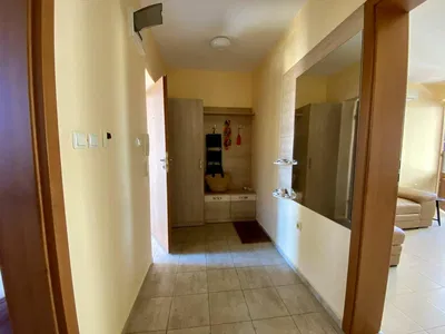 Garderoba; pločice, prirodna svjetlost