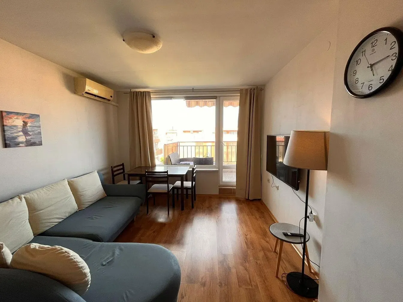 Salon; vue, parquet, lumière naturelle