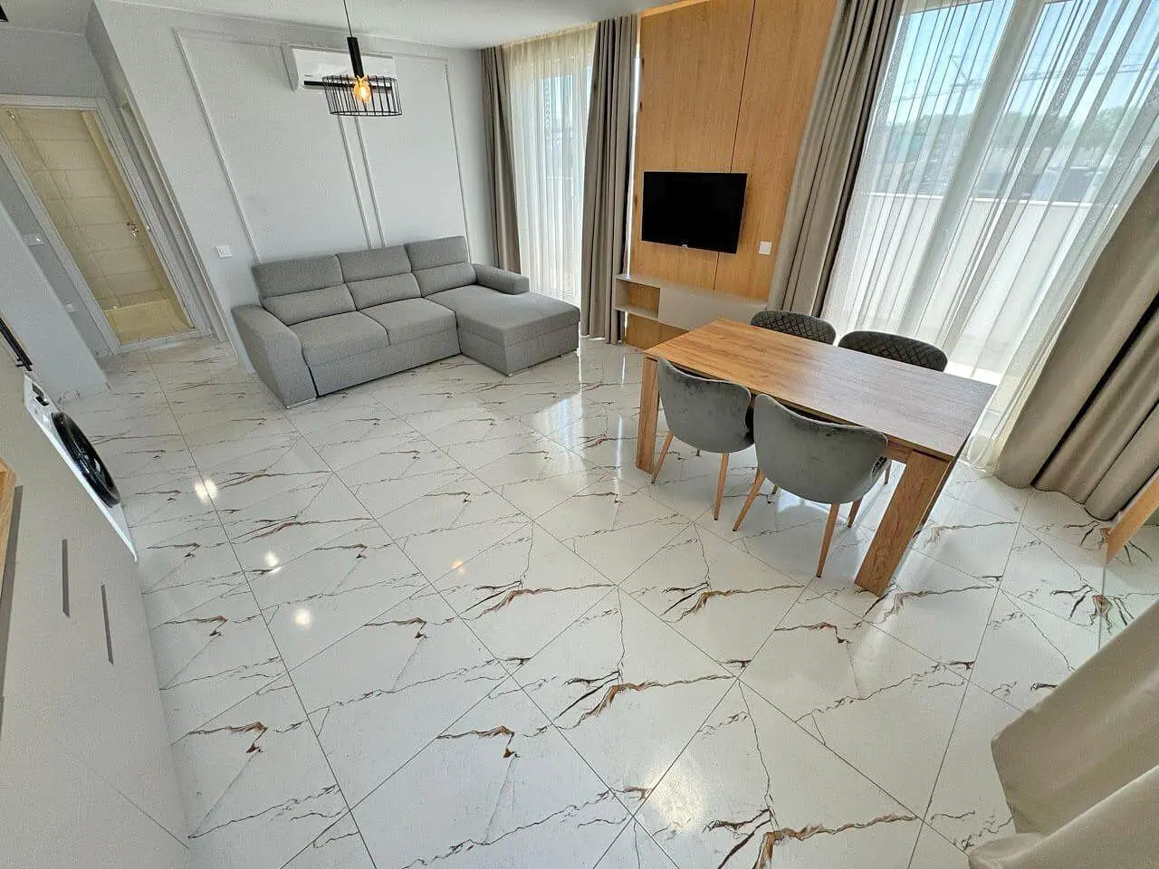 Salon; carrelage, lumière naturelle, style moderne