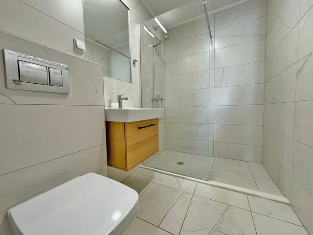 Salle de bain; carrelage, rénové, lumière naturelle, style moderne