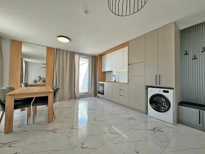 Cuisine; carrelage, électroménager, lumière naturelle, style moderne, rénové