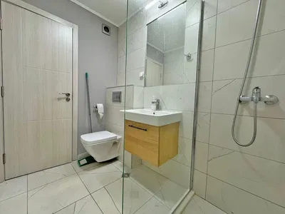 Salle de bain; carrelage, rénové, lumière naturelle