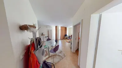 Salon; carrelage, lumière naturelle