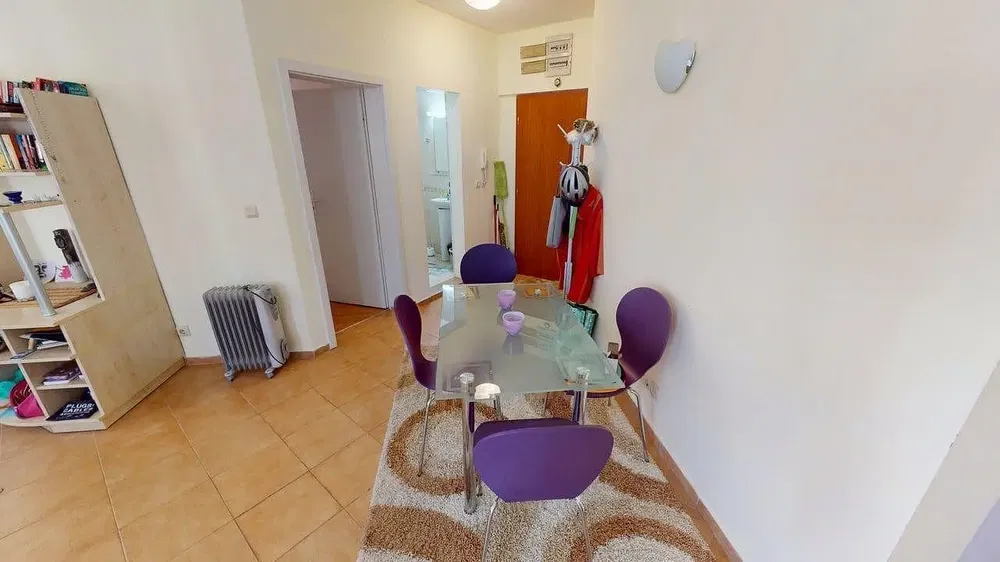 Salle à manger; carrelage, lumière naturelle