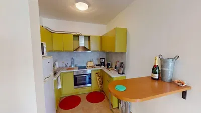 Cuisine; électroménager, carrelage, lumière naturelle