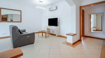 غرفة معيشة; أرضية من البلاط, ضوء طبيعي