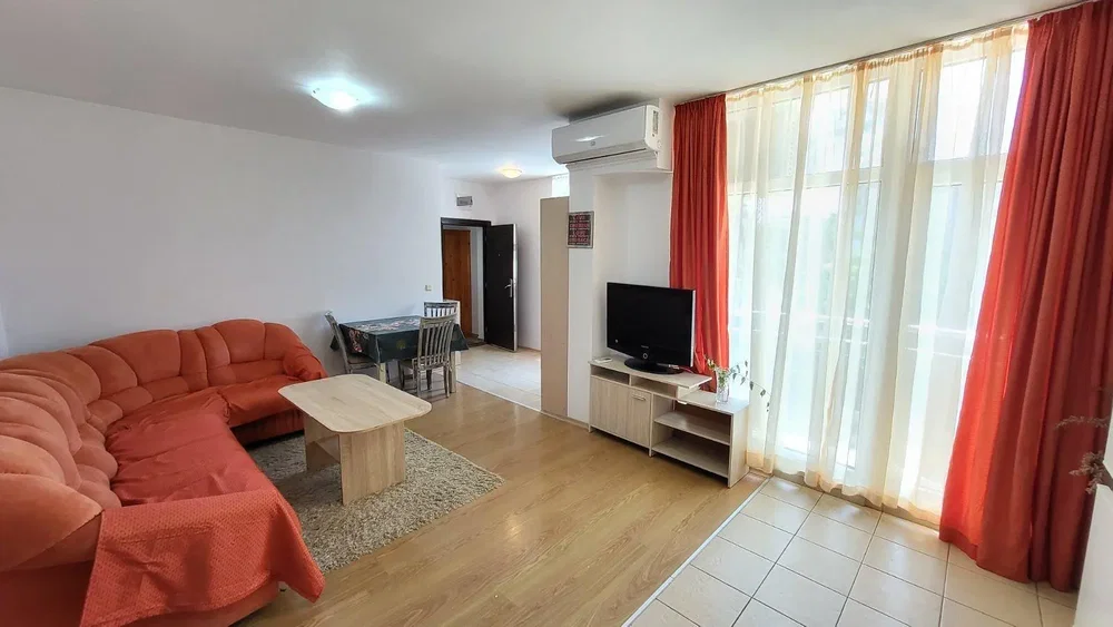Salon; lumière naturelle, carrelage, parquet