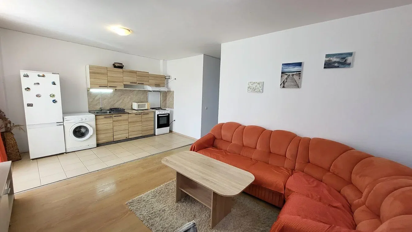 Salon; électroménager, carrelage, lumière naturelle