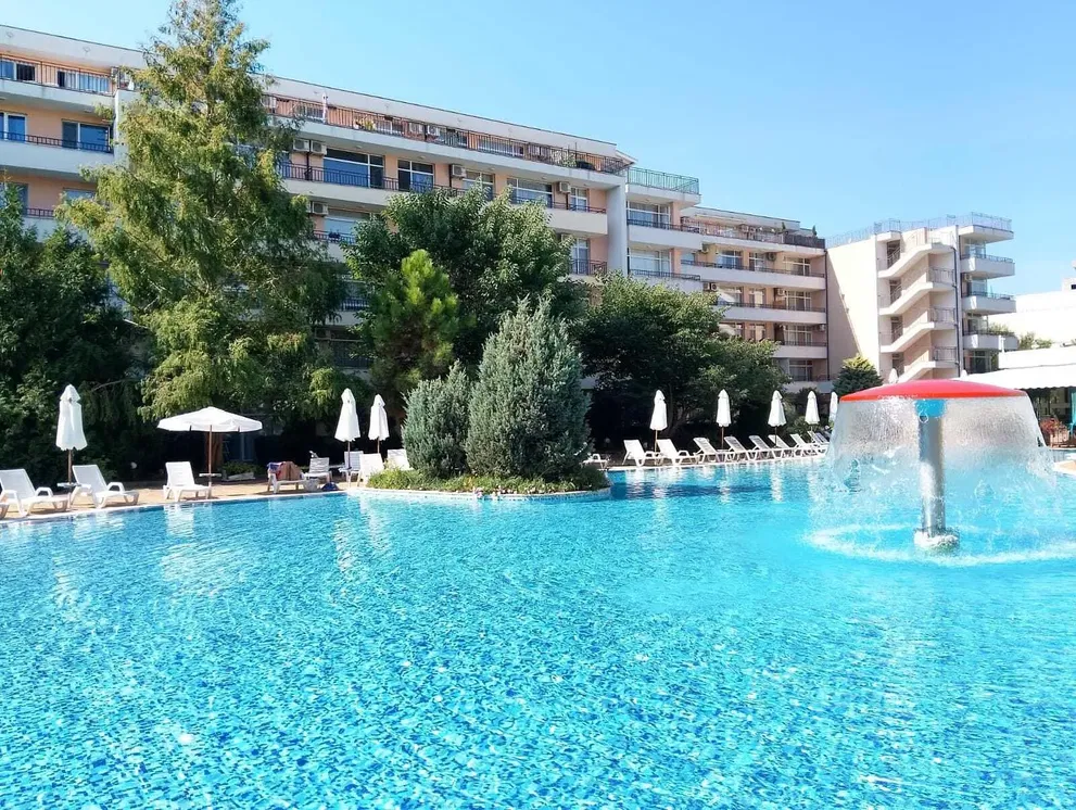 Maison et environs; vue, lumière naturelle