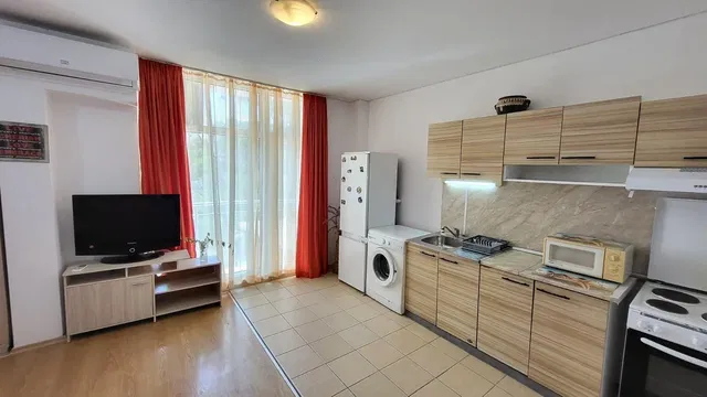 Cuisine; électroménager, carrelage, parquet, rénové, lumière naturelle, style moderne