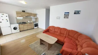 Salon; électroménager, carrelage, parquet, lumière naturelle, style moderne