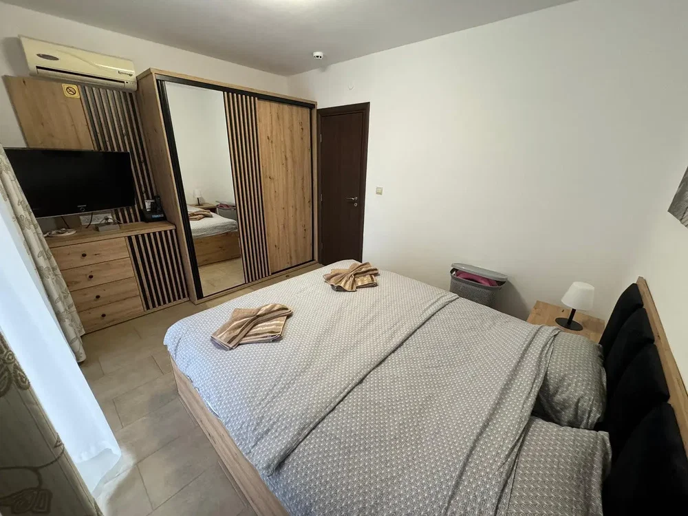 Ložnice; dlažba, přirozené světlo