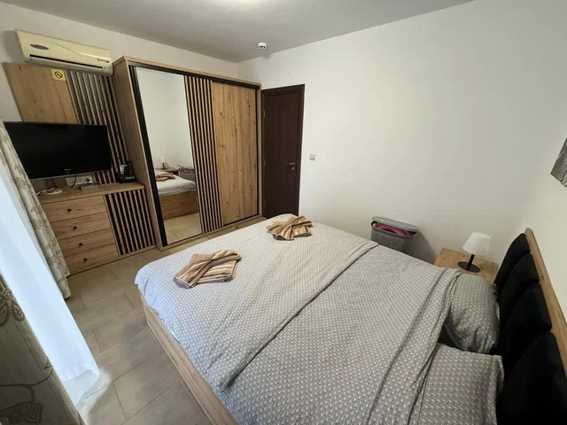 Ložnice; dlažba, přirozené světlo