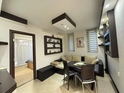 Obývací pokoj; dlažba, přirozené světlo