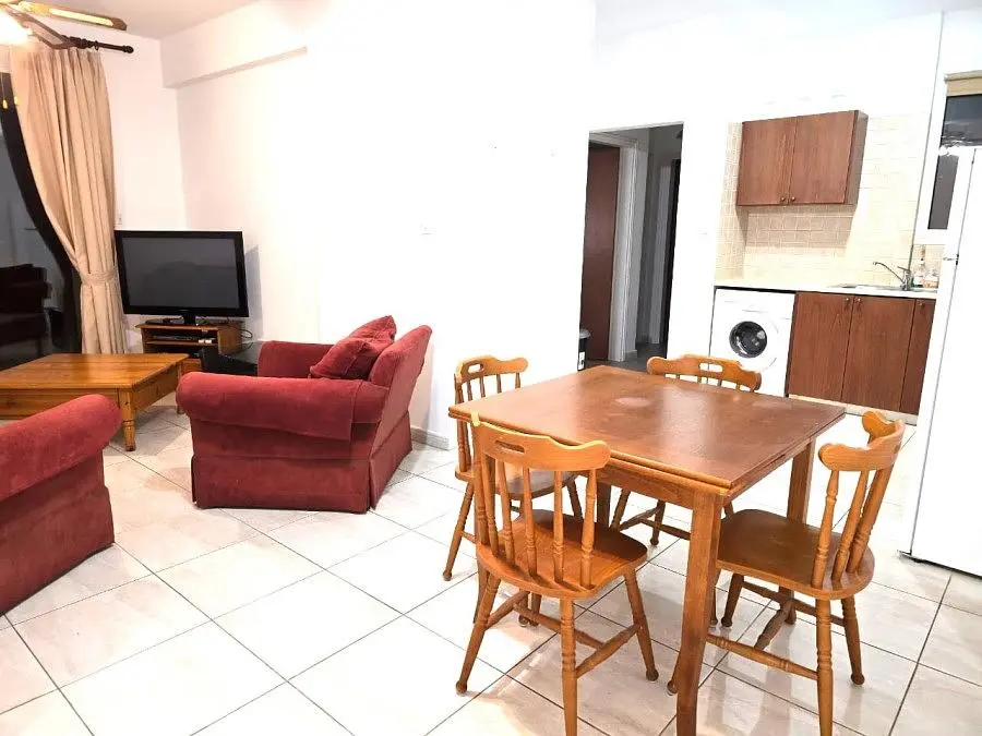 Soggiorno; pavimento in piastrelle