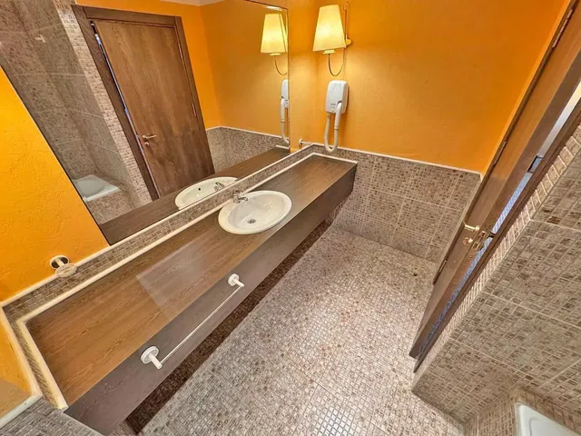 Baño; suelo de baldosas, luz natural, renovado