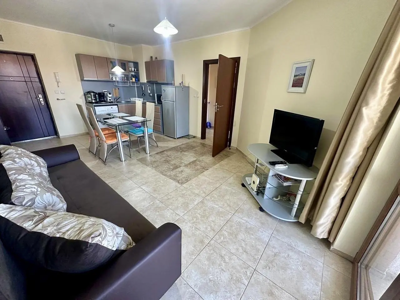 Dnevni boravak; pločice, kućanski aparati, prirodna svjetlost