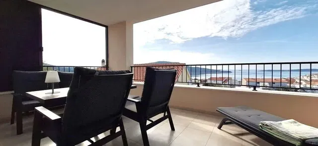 Balcone; vista, pavimento in piastrelle