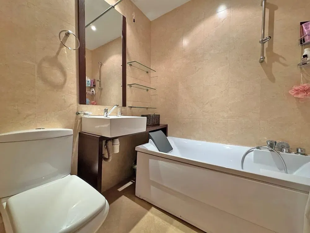 Kupaonica; pločice, prirodna svjetlost, renoviran