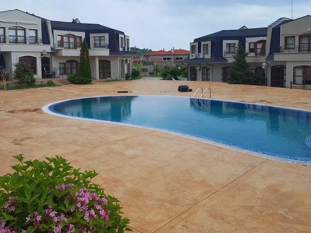 Maison et environs; vue, lumière naturelle