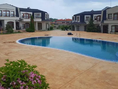 Maison et environs; vue, lumière naturelle