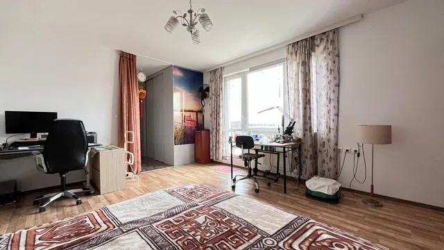 Spálňa; prirodzené svetlo, drevená podlaha